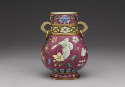 图片[3]-Vase with rings handles and falangcai polychrome decoration of flowers and butterflies on red ground, Qing dynasty, Qianlong reign (1736-1795)-China Archive